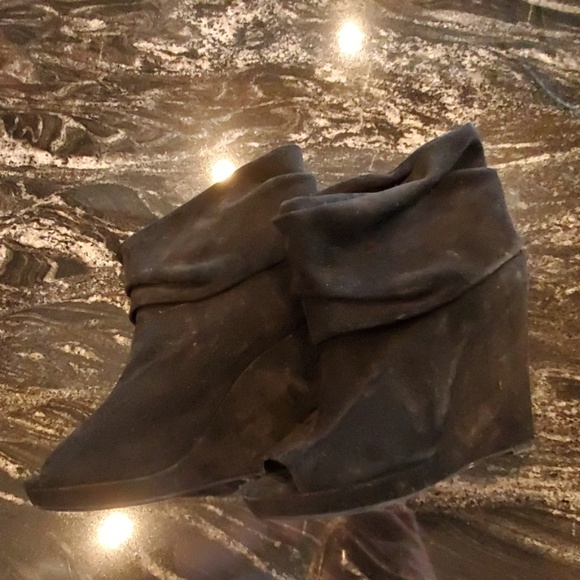 BCBGirls wedge- size 8 - Picture 2 of 3